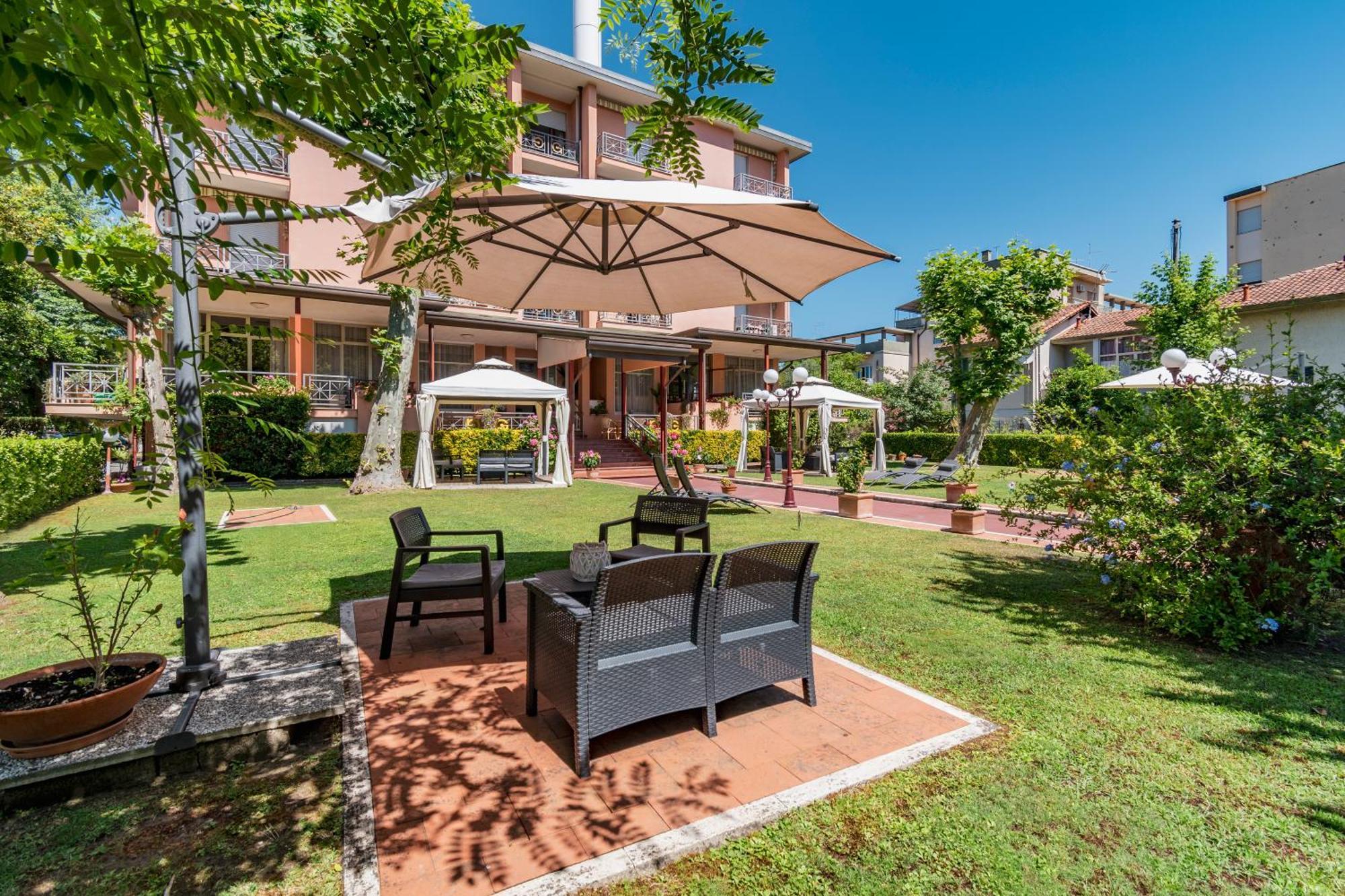 Hotel Gabrini Marina di Massa Luaran gambar
