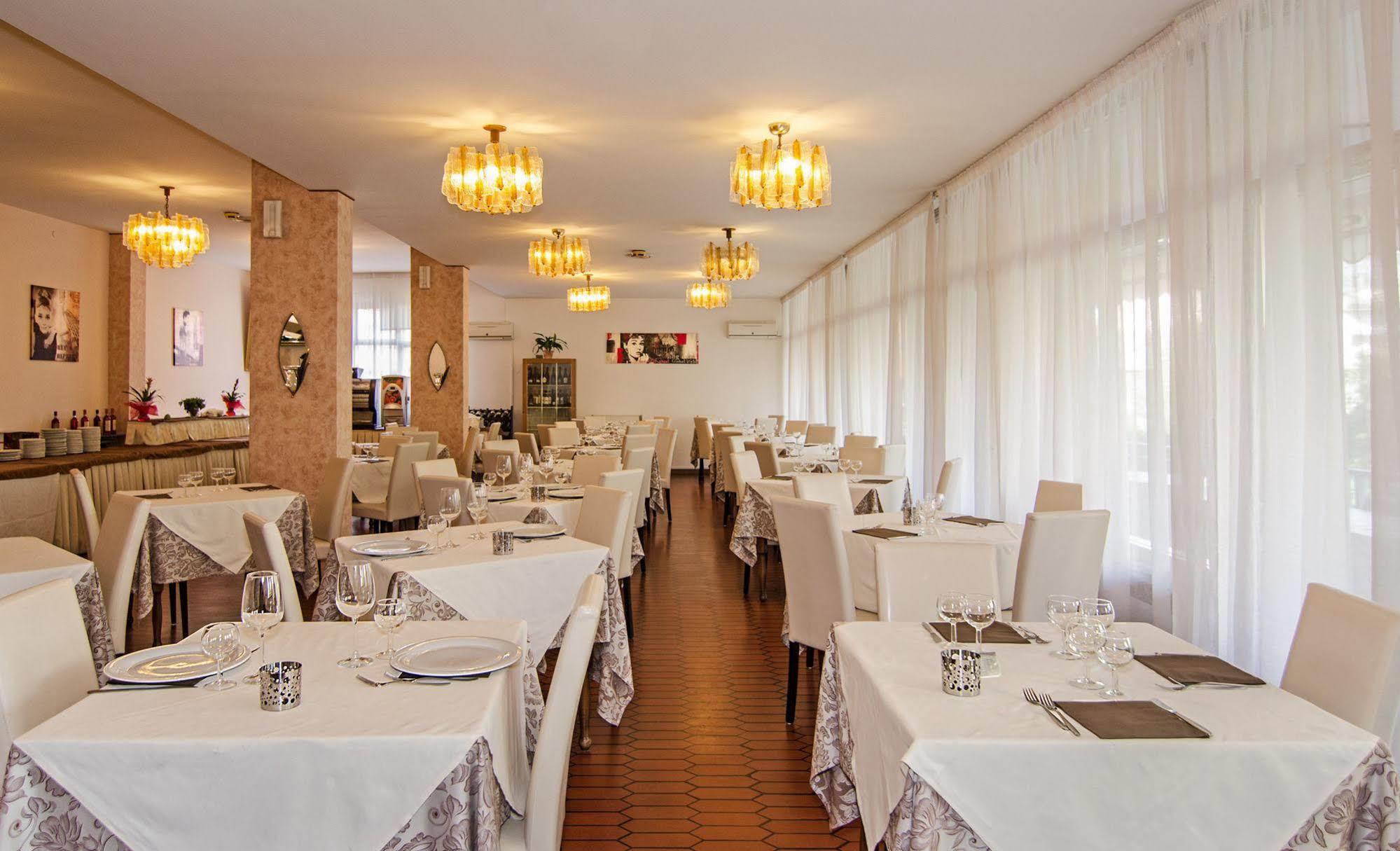 Hotel Gabrini Marina di Massa Luaran gambar
