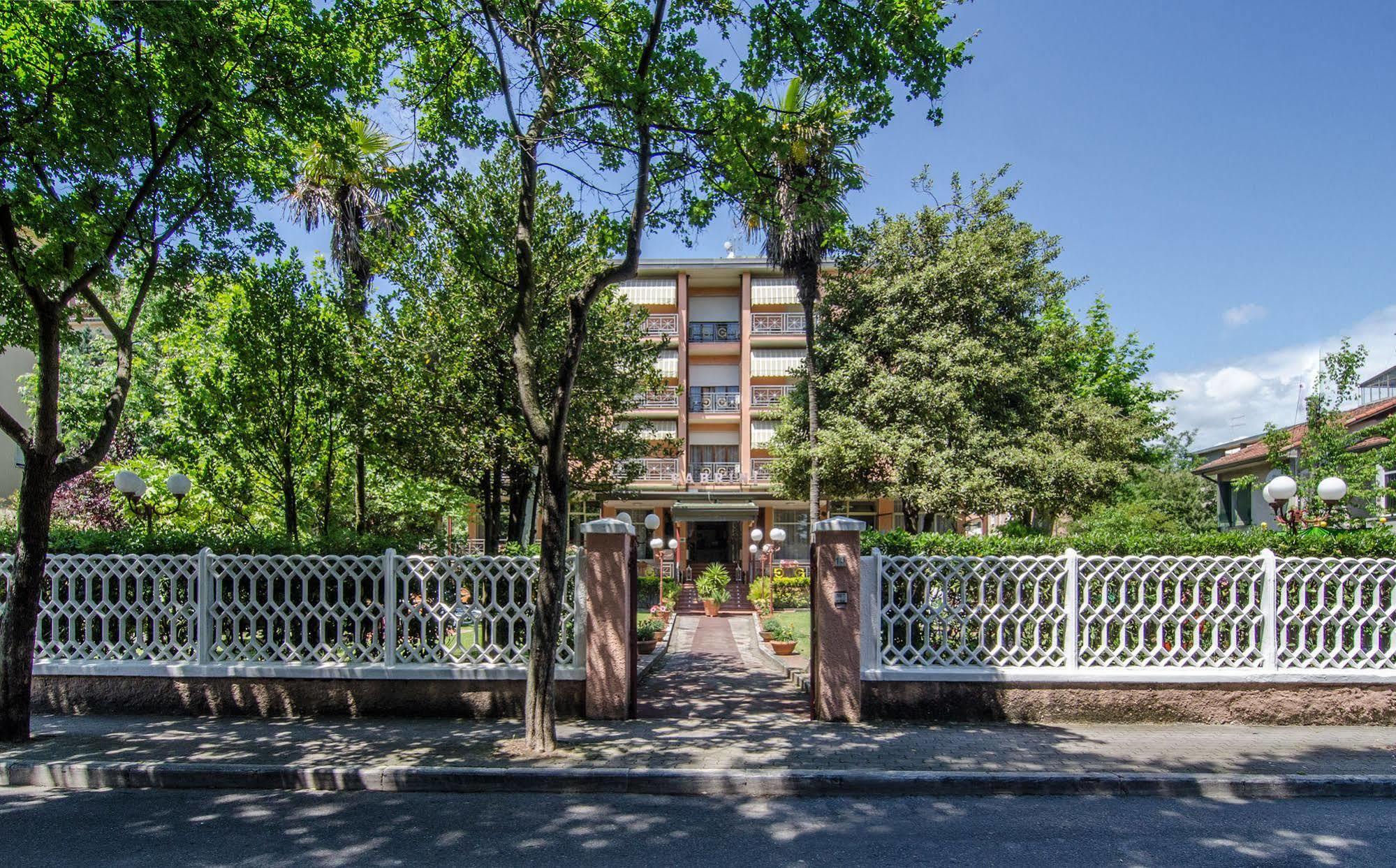Hotel Gabrini Marina di Massa Luaran gambar