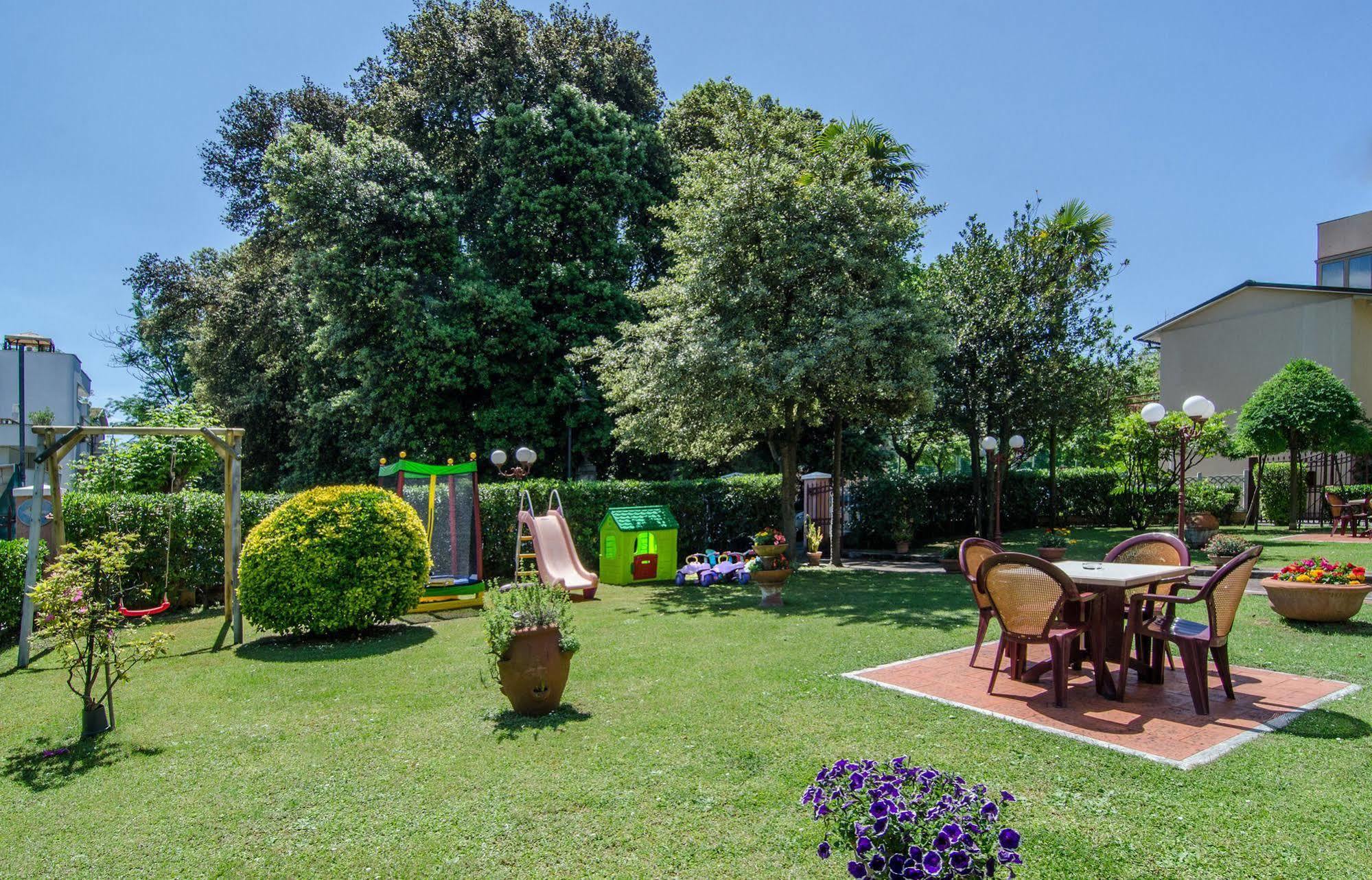 Hotel Gabrini Marina di Massa Luaran gambar